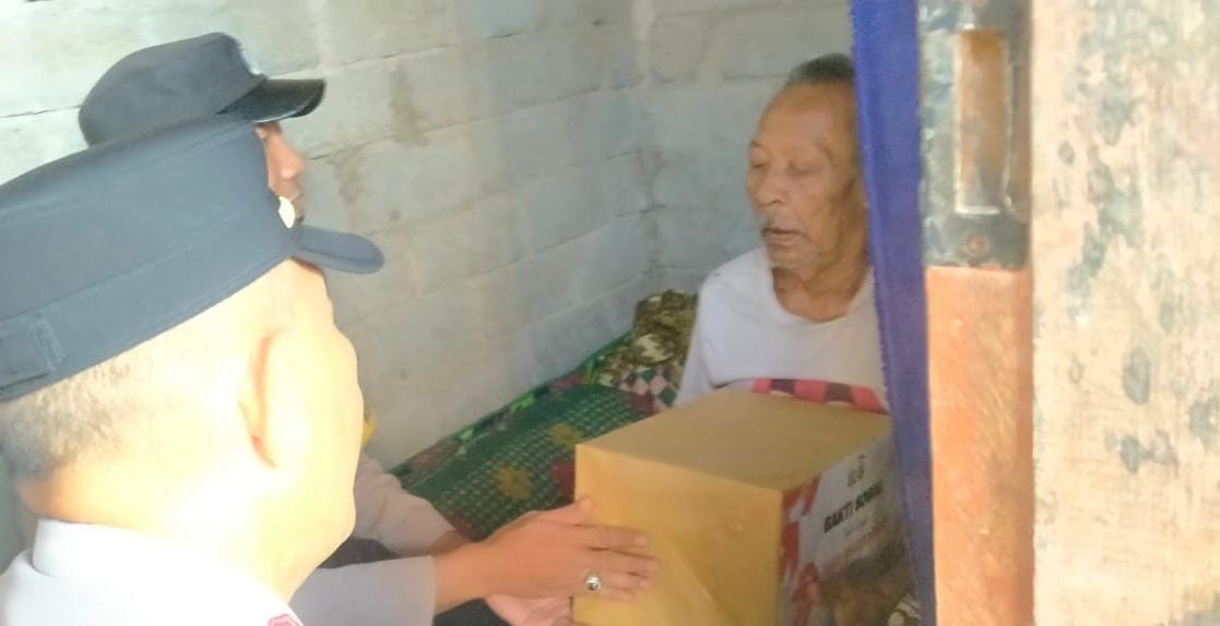 Hari Bhayangkara 79 Polsek Kediri Gelar Baksos di Dusun Ombae
