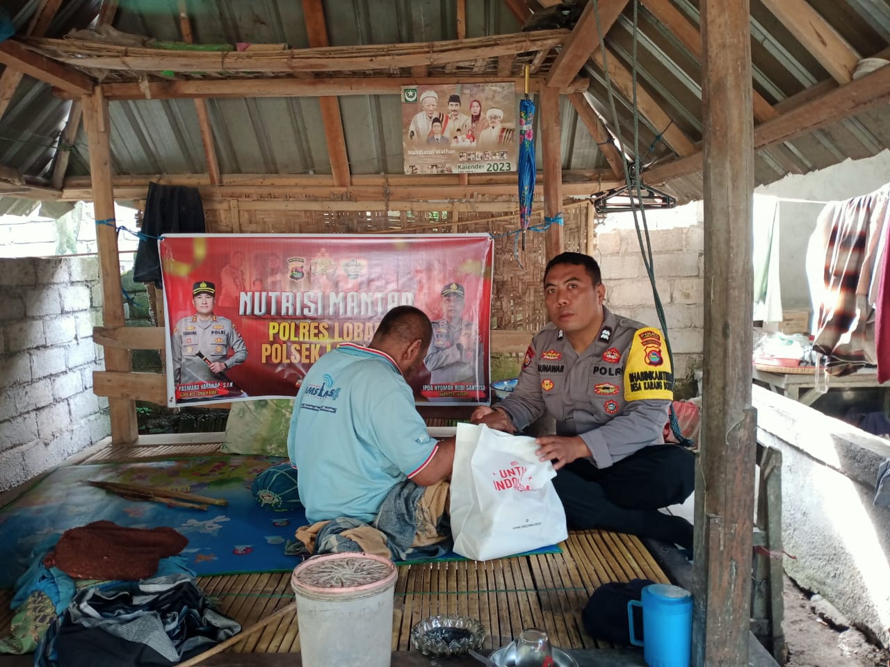 Polsek Labuapi Distribusikan Bantuan Gizi di Karang Bongkot