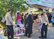 Lombok Barat, NTB – Ratusan personel gabungan diterjunkan untuk memastikan kelancaran dan keamanan acara Haflah Athakarruj 2025 yang dirangkaikan dengan Haul ke-12 Almarhum TGH Lalu Murad, pendiri Pondok Pesantren Al-Hamidiyah Kediri. Acara yang berlangsung meriah pada Minggu (1/6/2025), di Desa Montong Are, Kecamatan Kediri, ini dihadiri oleh berbagai tokoh penting dan ribuan jemaah. Kapolres Lombok Barat, Polda NTB, AKBP Yasmara Harahap, S.I.K., melalui Kapolsek Kediri, AKP Jahyadi Sibawaih, S.H., menegaskan komitmen pihak kepolisian dalam menjaga ketertiban selama acara berlangsung. "Pengamanan menjadi prioritas utama kami dalam setiap kegiatan berskala besar seperti ini. Kami ingin memastikan seluruh rangkaian acara berjalan lancar, aman, dan tertib bagi seluruh peserta dan tamu undangan," ujar AKP Jahyadi Sibawaih. Sinergi Pengamanan untuk Kelancaran Acara Pengamanan Haflah Athakarruj dan Haul ini melibatkan berbagai unsur, termasuk kepolisian, TNI, dan aparat desa setempat. "Kami telah menyiapkan skema pengamanan yang matang, mulai dari pengaturan arus lalu lintas, pengawasan area parkir, hingga patroli di sekitar lokasi acara. Semua dilakukan demi kenyamanan dan keselamatan para hadirin," Ungkap Kapolsek Kediri. Tokoh Penting Hadiri Haul dan Athakarruj Acara yang khidmat ini dihadiri oleh sejumlah tokoh penting, menunjukkan dukungan dan apresiasi terhadap peran Pondok Pesantren Al-Hamidiyah dalam mencerdaskan bangsa. Di antara para hadirin tampak Gubernur NTB, Dr. Lalu Muhamad Iqbal; Pimpinan Pondok Pesantren Al-Hamidiyah Kediri, Dr. Lalu Muh. Iqbal Murad, MA; Ketua MUI NTB, TGH. Abdullah; Ketua Baznas Lobar, TGH. Taisir Al Azhar Lc, S.Ag, MA; FKUB Lobar, TGH Subki Sasaki; Camat Kediri, H. Iswarta Mahmuludin, S.Pd, M.Pd; Danposramil Kediri, Peltu M. Baehaqi; dan Kades Montong Are, Mujitahid. Selain itu, para pembina, pengajar, santri Pondok Pesantren Al-Hamidiyah, tokoh agama, tokoh masyarakat, orang tua/wali santri, serta tamu undangan lainnya juga turut memadati lokasi acara, menciptakan suasana kebersamaan yang erat. Dengan suksesnya acara Haflah Athakarruj dan Haul ke-12 Almarhum TGH Lalu Murad ini, diharapkan nilai-nilai kebersamaan, keagamaan, dan kecerdasan terus tertanam di Pondok Pesantren Al-Hamidiyah Kediri, serta memberikan kontribusi positif bagi masyarakat Lombok Barat dan Nusa Tenggara Barat pada umumnya.