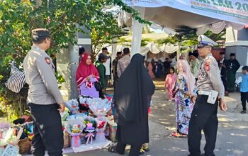Lombok Barat, NTB – Ratusan personel gabungan diterjunkan untuk memastikan kelancaran dan keamanan acara Haflah Athakarruj 2025 yang dirangkaikan dengan Haul ke-12 Almarhum TGH Lalu Murad, pendiri Pondok Pesantren Al-Hamidiyah Kediri. Acara yang berlangsung meriah pada Minggu (1/6/2025), di Desa Montong Are, Kecamatan Kediri, ini dihadiri oleh berbagai tokoh penting dan ribuan jemaah. Kapolres Lombok Barat, Polda NTB, AKBP Yasmara Harahap, S.I.K., melalui Kapolsek Kediri, AKP Jahyadi Sibawaih, S.H., menegaskan komitmen pihak kepolisian dalam menjaga ketertiban selama acara berlangsung. "Pengamanan menjadi prioritas utama kami dalam setiap kegiatan berskala besar seperti ini. Kami ingin memastikan seluruh rangkaian acara berjalan lancar, aman, dan tertib bagi seluruh peserta dan tamu undangan," ujar AKP Jahyadi Sibawaih. Sinergi Pengamanan untuk Kelancaran Acara Pengamanan Haflah Athakarruj dan Haul ini melibatkan berbagai unsur, termasuk kepolisian, TNI, dan aparat desa setempat. "Kami telah menyiapkan skema pengamanan yang matang, mulai dari pengaturan arus lalu lintas, pengawasan area parkir, hingga patroli di sekitar lokasi acara. Semua dilakukan demi kenyamanan dan keselamatan para hadirin," Ungkap Kapolsek Kediri. Tokoh Penting Hadiri Haul dan Athakarruj Acara yang khidmat ini dihadiri oleh sejumlah tokoh penting, menunjukkan dukungan dan apresiasi terhadap peran Pondok Pesantren Al-Hamidiyah dalam mencerdaskan bangsa. Di antara para hadirin tampak Gubernur NTB, Dr. Lalu Muhamad Iqbal; Pimpinan Pondok Pesantren Al-Hamidiyah Kediri, Dr. Lalu Muh. Iqbal Murad, MA; Ketua MUI NTB, TGH. Abdullah; Ketua Baznas Lobar, TGH. Taisir Al Azhar Lc, S.Ag, MA; FKUB Lobar, TGH Subki Sasaki; Camat Kediri, H. Iswarta Mahmuludin, S.Pd, M.Pd; Danposramil Kediri, Peltu M. Baehaqi; dan Kades Montong Are, Mujitahid. Selain itu, para pembina, pengajar, santri Pondok Pesantren Al-Hamidiyah, tokoh agama, tokoh masyarakat, orang tua/wali santri, serta tamu undangan lainnya juga turut memadati lokasi acara, menciptakan suasana kebersamaan yang erat. Dengan suksesnya acara Haflah Athakarruj dan Haul ke-12 Almarhum TGH Lalu Murad ini, diharapkan nilai-nilai kebersamaan, keagamaan, dan kecerdasan terus tertanam di Pondok Pesantren Al-Hamidiyah Kediri, serta memberikan kontribusi positif bagi masyarakat Lombok Barat dan Nusa Tenggara Barat pada umumnya.
