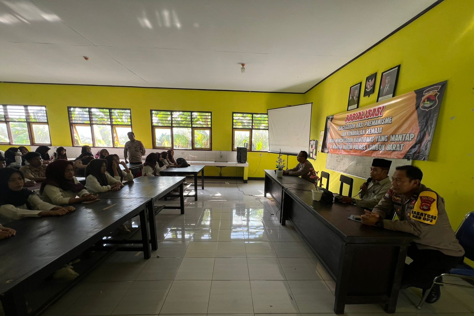 Sat Binmas Polres Lombok Barat Edukasi Siswa SMKN Kuripan Soal Bahaya Narkoba