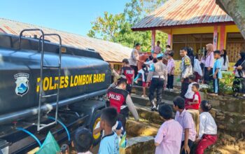 Polres Lombok Barat Salurkan 5.000 Liter Air Bersih, Wujud Kepedulian di Hari Bhayangkara Ke-79