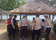 Lombok Barat, NTB – Kepolisian Sektor Sekotong, Polres Lombok Barat, Polda NTB, terus menunjukkan komitmennya dalam menjaga stabilitas keamanan dan ketertiban masyarakat (kamtibmas). Upaya ini diwujudkan melalui giat patroli rutin yang menyasar obyek vital dan obyek wisata, salah satunya Pantai Kemos di Desa Sekotong Barat. Kegiatan ini bertujuan utama untuk mengantisipasi tindak kriminalitas 3C (Curas, Curat, Curanmor) serta berbagai potensi gangguan kamtibmas lainnya. Patroli Rutin Demi Rasa Aman Pengunjung dan Pengelola Wisata Pada Senin, 2 Juni 2025, sekitar pukul 12.30 WITA hingga selesai, Personel Polsek Sekotong melaksanakan patroli intensif di Pantai Kemos yang menjadi salah satu destinasi favorit di wilayah Sekotong menjadi fokus utama kegiatan ini, Senin (2/6/2025). Kapolres Lombok Barat, Polda NTB, AKBP Yasmara Harahap, S.I.K., melalui Kapolsek Sekotong Iptu I Ketut Suriarta, S.H., M.I.Kom., menegaskan bahwa selain pengawasan terhadap potensi tindak kejahatan, patroli juga difokuskan untuk memberikan rasa aman dan nyaman bagi masyarakat serta para pengelola obyek wisata. "Kami secara rutin melaksanakan patroli di obyek vital dan obyek wisata. Ini adalah bentuk kehadiran polisi di tengah masyarakat, memastikan bahwa mereka dapat beraktivitas dengan tenang dan aman," ujar Iptu I Ketut Suriarta, S.H., M.I.Kom., saat ditemui secara terpisah. Kapolsek menambahkan bahwa kegiatan ini bukan hanya sekadar patroli fisik, tetapi juga sebagai sarana komunikasi dua arah antara kepolisian dan masyarakat. Edukasi dan Himbauan untuk Kewaspadaan Bersama Dalam pelaksanaannya, personel Polsek Sekotong tidak hanya melakukan pengawasan, tetapi juga aktif memberikan himbauan kepada masyarakat dan pengelola obyek wisata Pantai Kemos. Himbauan tersebut mencakup pentingnya untuk selalu waspada terhadap lingkungan sekitar dan mewaspadai perubahan cuaca ekstrem yang dapat terjadi kapan saja. Hal ini mengingat wilayah Sekotong yang juga rentan terhadap dampak cuaca tak menentu, khususnya bagi aktivitas di area pantai. "Kami mengingatkan kepada seluruh masyarakat, khususnya pengelola dan pengunjung Pantai Kemos, untuk selalu meningkatkan kewaspadaan. Perhatikan barang bawaan, dan jangan ragu untuk melapor jika melihat hal-hal yang mencurigakan," jelasnya. Selain itu, kolaborasi dan sinergi dengan aparat kepolisian juga terus digalakkan guna menciptakan sitkamtibmas yang benar-benar kondusif. "Keamanan adalah tanggung jawab kita bersama," tegasnya. Respon Positif dari Masyarakat Kehadiran personel kepolisian di lokasi obyek wisata Pantai Kemos secara langsung dirasakan manfaatnya oleh masyarakat. Banyak yang menyambut baik kegiatan patroli ini karena dapat memberikan rasa aman dan nyaman, terutama di tengah potensi keramaian dan peningkatan aktivitas wisata. "Kami sangat senang dengan adanya patroli dari polisi. Rasanya lebih tenang kalau ada bapak-bapak polisi yang berpatroli di sini, apalagi ini kan tempat wisata, jadi bisa mencegah hal-hal yang tidak diinginkan," ungkap salah seorang pengelola warung di Pantai Kemos yang enggan disebutkan namanya. Respon positif ini menjadi indikasi keberhasilan Polsek Sekotong dalam membangun kepercayaan dan kemitraan dengan masyarakat.