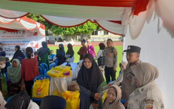 Warga Labuapi Terima Layanan Kesehatan dan Bansos Gratis dari Polri