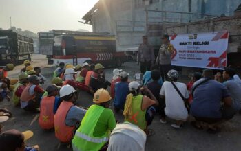 Hari Bhayangkara: Polres Lobar Bantu Sopir & Buruh di Lembar