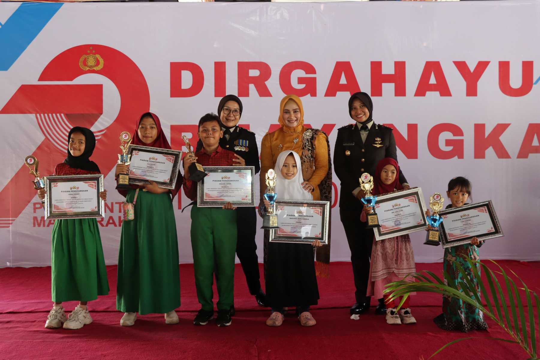 Lombok Barat, NTB – Kepolisian Republik Indonesia (Polri) merayakan ulang tahunnya yang ke-79 pada 1 Juli 2025. Di Lombok Barat, peringatan Hari Bhayangkara kali ini selain dengan menggelar upacara, juga ditandai dengan acara tasyakuran yang penuh makna. Menegaskan kembali komitmen Polri untuk terus meningkatkan kualitas pelayanan kepada masyarakat. Pada Selasa (1/7/2025), suasana di bencingah kantor Bupati Lombok Barat tampak semarak dengan kehadiran para pejabat dan tokoh masyarakat. Acara Tasyakuran Hari Bhayangkara ke-79 ini digelar di Jalan Soekarno-Hatta, Kelurahan Dasan Geres, Kecamatan Gerung, Kabupaten Lombok Barat, menjadi momentum penting. Untuk mempererat sinergitas antara Polri, TNI, pemerintah daerah, dan seluruh elemen masyarakat. Meningkatkan Pelayanan dan Memperkuat Sinergi Dalam sambutannya yang penuh semangat, Kapolres Lombok Barat, AKBP Yasmara Harahap, S.I.K., menyampaikan bahwa Hari Bhayangkara ke-79 mengusung tema ‘Polri untuk Masyarakat’. Menurutnya, tema ini bukan sekadar slogan, melainkan sebuah amanah untuk terus berbenah. "Dalam rangka Hari Bhayangkara ke-79 tahun 2025 dengan tema Polri Untuk Masyarakat, tentunya kita harus meningkatkan kualitas diri sebagai insan Bhayangkara. Untuk melaksanakan pelayanan maksimal kepada masyarakat," ujar AKBP Yasmara. Ia menekankan pentingnya introspeksi diri dan peningkatan kinerja untuk memberikan pelayanan terbaik. "Polri tegak berdiri dan berkomitmen untuk menjadi lebih modern dan terpercaya," tambahnya. Menurut Kapolres, semua upaya ini bertujuan utama untuk menjaga stabilitas keamanan dan ketertiban masyarakat (kamtibmas) di Provinsi NTB agar tetap kondusif. Ia juga menjelaskan bahwa rangkaian kegiatan dalam rangka Hari Bhayangkara di Polres Lombok Barat sudah dimulai sejak awal Juni. Dengan berbagai kegiatan yang menyentuh langsung masyarakat. AKBP Yasmara Harahap juga menyampaikan rasa terima kasihnya kepada semua pihak yang telah mendukung tugas-tugas Polri. "Terima kasih kepada Bapak Bupati yang telah mendukung tugas-tugas kamtibmas. Tidak mungkin kami berjalan sendiri tanpa dukungan dari Pemda dan seluruh elemen masyarakat," tegasnya. Kolaborasi Pemerintah dan Polri untuk Pelayanan Optimal Senada dengan Kapolres, Bupati Lombok Barat, H. Lalu Ahmad Zaini, S. Si., M.T., juga memberikan apresiasi setinggi-tingginya kepada jajaran kepolisian. Dalam pernyataannya, Bupati mengucapkan selamat Hari Bhayangkara dan menekankan pentingnya sinergi antara pemerintah daerah dan Polri. "Atas nama Pemerintah Kabupaten Lombok Barat, kami menyampaikan dirgahayu Kepolisian," kata Bupati Lalu Ahmad Zaini. "Sinergitas dan kolaborasi akan terus kita tingkatkan agar pelayanan kepada masyarakat akan terus dapat dioptimalkan,” imbuhnya. Pernyataan ini menunjukkan komitmen kuat dari pemerintah daerah untuk terus bekerja sama dengan Polri demi kesejahteraan dan keamanan masyarakat Lombok Barat. Momen Kebersamaan dan Apresiasi Setelah sambutan, acara dilanjutkan dengan momen simbolis pemotongan kue dan tumpeng. Kapolres Lombok Barat bersama Ibu Ketua Bhayangkari, Bupati Lombok Barat, perwakilan Dandim 1606, Wakil Bupati, Sekda, dan Ketua DPRD secara bersama-sama melakukan pemotongan tumpeng, melambangkan kebersamaan dan rasa syukur. Kemeriahan acara juga terasa saat pembacaan dan penyerahan hadiah bagi para pemenang lomba-lomba yang diselenggarakan dalam rangka memeriahkan Hari Bhayangkara ke-79. Berbagai lomba tersebut tidak hanya menjadi ajang silaturahmi, tetapi juga menunjukkan partisipasi aktif masyarakat dalam perayaan hari jadi korps Bhayangkara. Peringatan Hari Bhayangkara ke-79 ini menjadi momentum refleksi bagi seluruh jajaran Polres Lombok Barat untuk terus berbenah dan meningkatkan kualitas diri. Turut hadir pula dalam acara ini, Ketua Cabang Bhayangkari Lombok Barat, Ny. Citra Yasmara, bersama jajaran pengurus. Serta perwakilan dari Kodim 1606 Mataram, Letkol Inf. Abdul Haris S.H. M.H. Selain itu, hadir pula Wakil Bupati Lombok Barat, Hj. Nurul Adha, S.THI, Sekda Kabupaten Lombok Barat, H. Ilham S.Pd M.Pd., Ketua DPRD Kabupaten Lombok Barat, Lalu Ivan Indaryadi, serta perwakilan dari Pengadilan Negeri Mataram dan Kejaksaan Negeri Mataram. Kehadiran para pimpinan OPD, tokoh agama, tokoh masyarakat, dan tokoh adat menunjukkan soliditas dukungan terhadap tugas-tugas kepolisian.