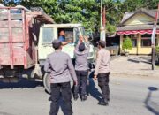 Meriahkan HUT RI, Polsek Lembar Tebar Bendera Merah Putih untuk Sopir Truk di Pelabuhan