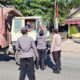 Polsek Pelabuhan Lembar Bagikan Bendera Merah Putih kepada Sopir Truk Sambut HUT RI ke-80
