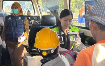 Kapal Patroli Polairud Jadi Klinik & Perpustakaan Terapung di Lembar