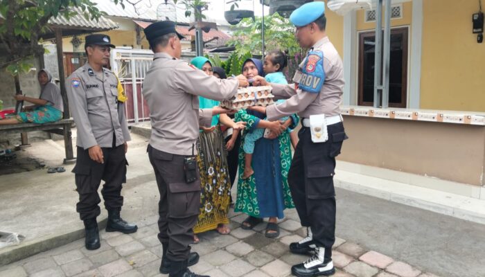 Peduli Gizi Balita, Polsek Kediri Rutin Bagikan Telur di Dusun Tinggar, Lombok Barat