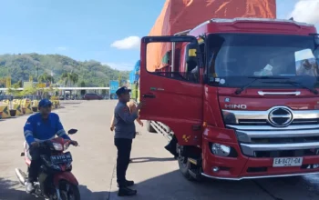 Polsek Kawasan Pelabuhan Lembar Kawal Bongkaran KMP Trimas Laila Tanpa Kendala
