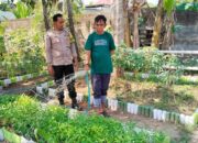 Bhabinkamtibmas Lembar Selatan Turun ke Sawah, Kawal Petani