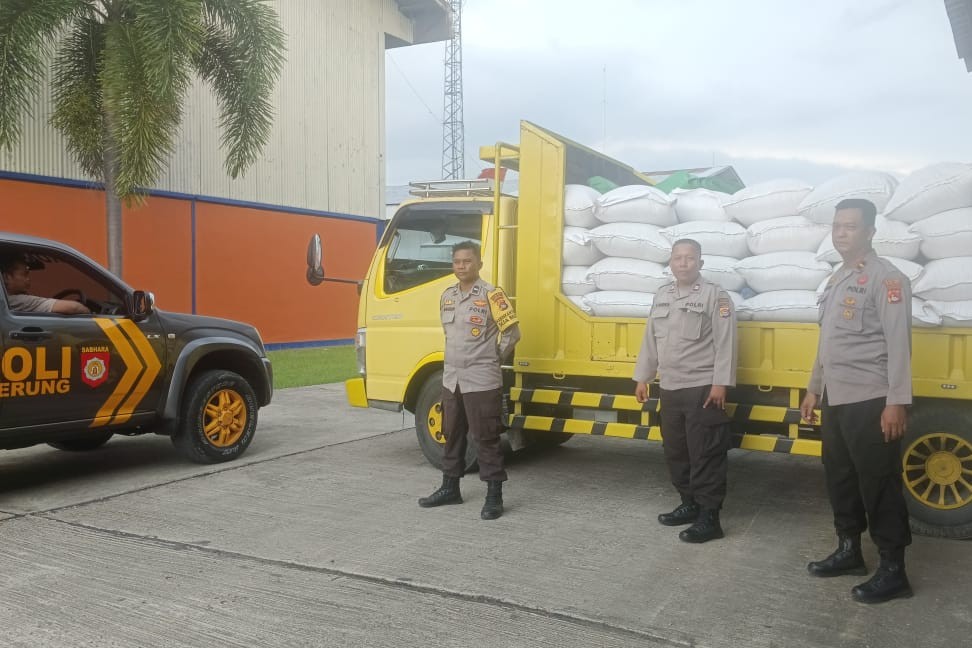 Dukung Ketahanan Pangan, Polsek Gerung Awasi Penyaluran 4,5 Ton Jagung