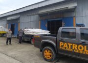 Polsek Gerung Dampingi Pendistribusian Jagung Kelompok Tani ke Bulog NTB