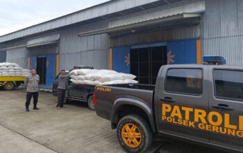 Polsek Gerung Dampingi Pendistribusian Jagung Kelompok Tani ke Bulog NTB