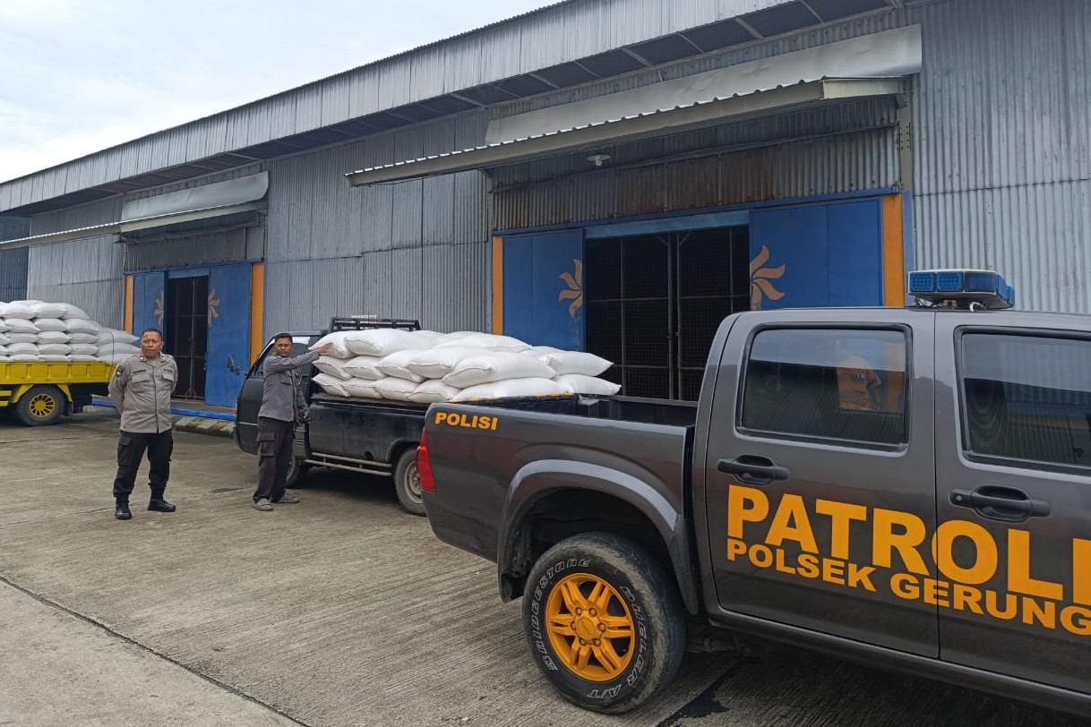 Polsek Gerung Dampingi Pendistribusian Jagung Kelompok Tani ke Bulog NTB