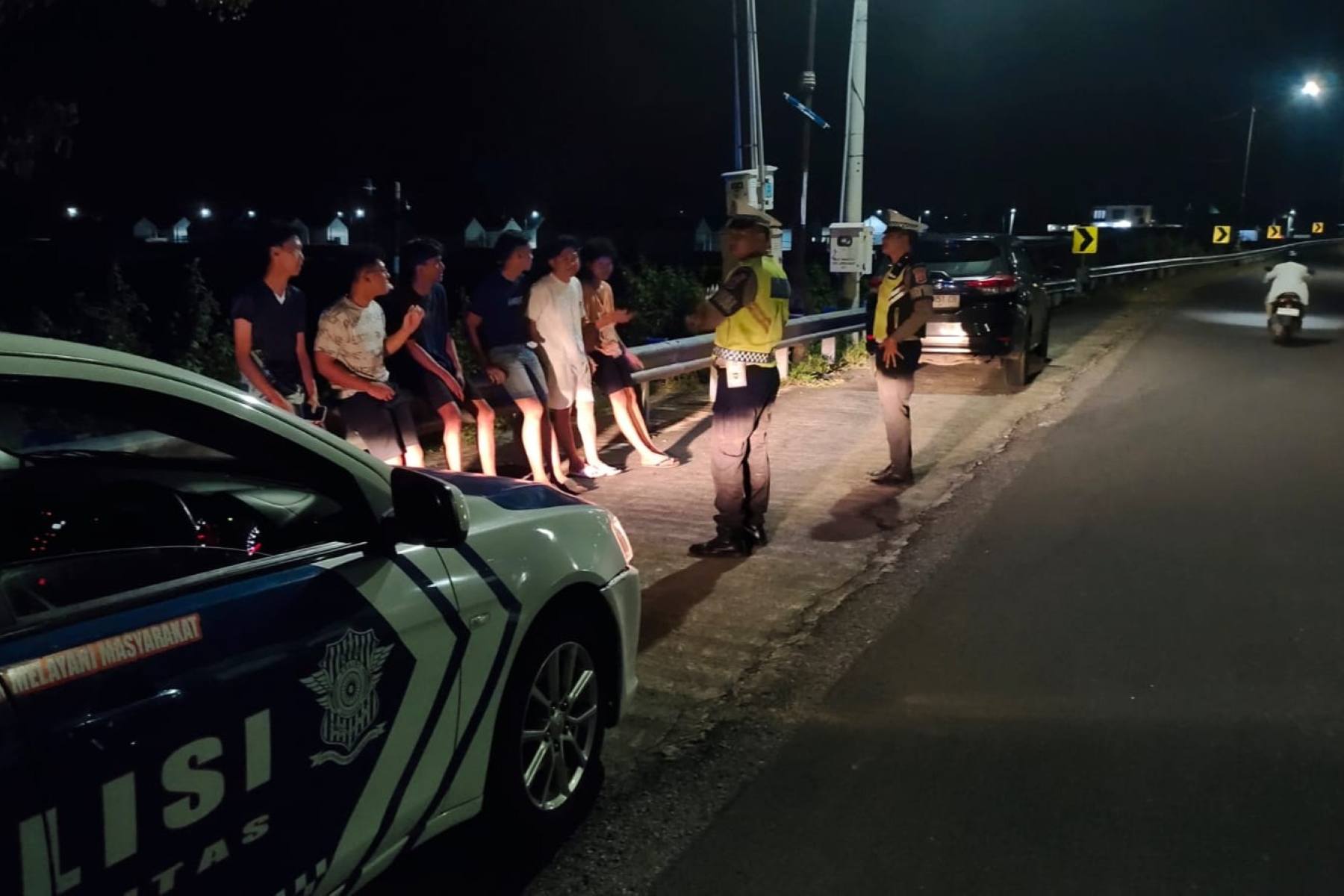 Polres Lombok Barat Bubarkan Kerumunan, Jaga Ketenangan di Bypass BIL 2