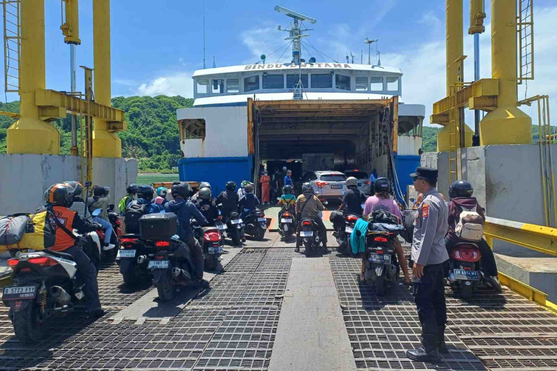 Antisipasi Kerawanan Nataru: Polsek Lembar Cek Dokumen Kendaraan Kapal