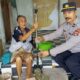 Polres Lombok Barat Salurkan Bantuan Tongkat di Desa Jakem