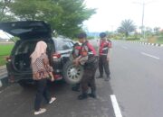 Aksi Humanis Sat Samapta Polres Lobar Bantu Warga Ganti Ban di By Pass BIL II