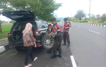 Aksi Humanis Sat Samapta Polres Lobar Bantu Warga Ganti Ban di By Pass BIL II