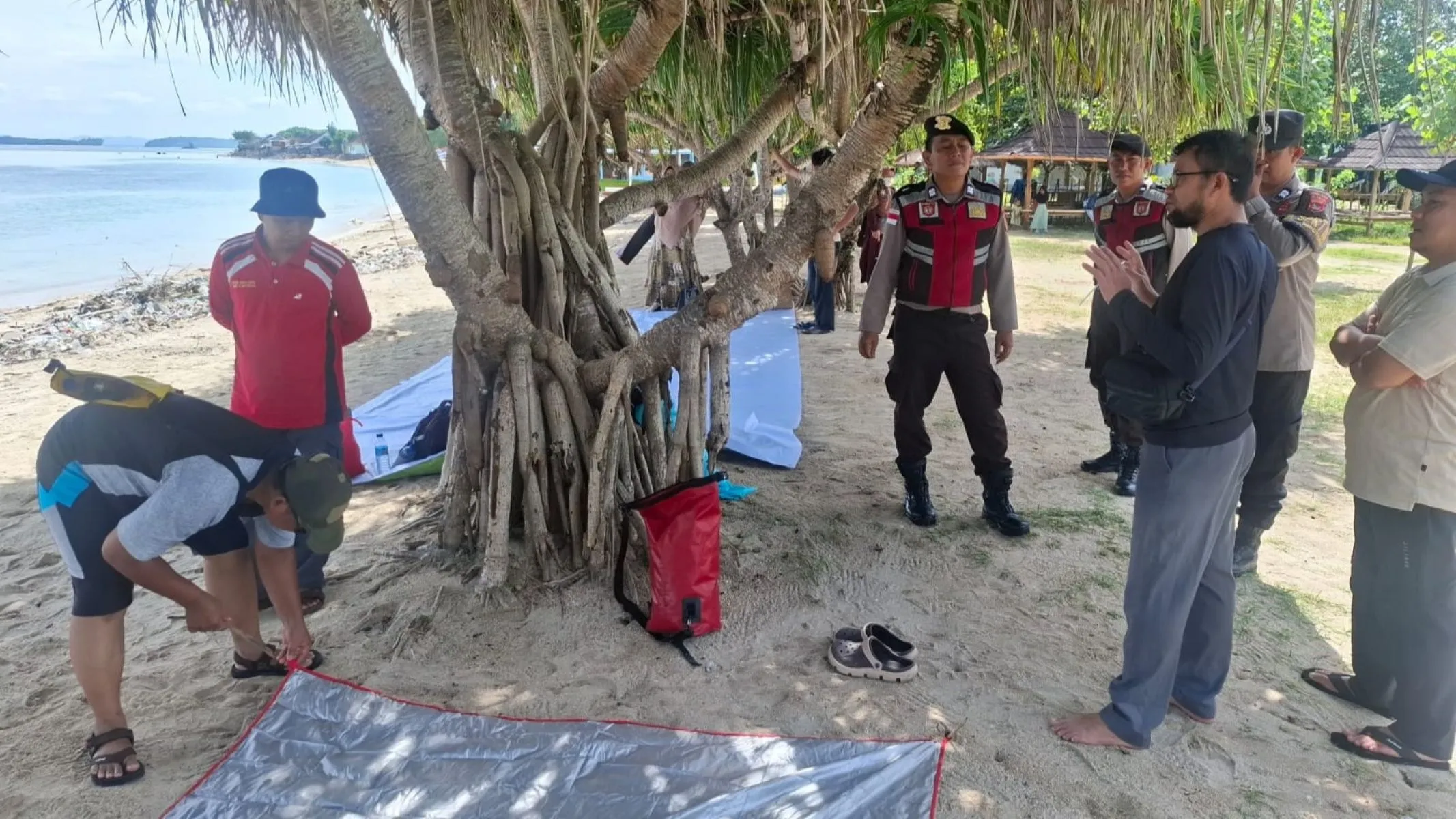 Libur Akhir Pekan, Polisi Patroli di Pesisir Sekotong Lombok Barat