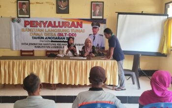 Kapolsek Lembar Pantau Penyaluran BLT Dana Desa untuk 20 Warga Jembatan Gantung