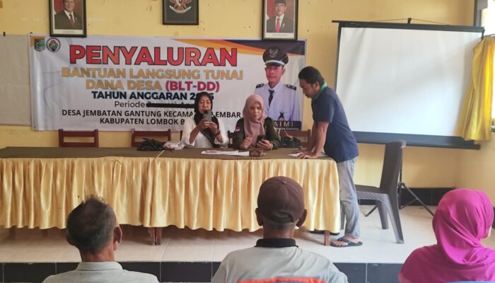 Kapolsek Lembar Pantau Penyaluran BLT Dana Desa untuk 20 Warga Jembatan Gantung