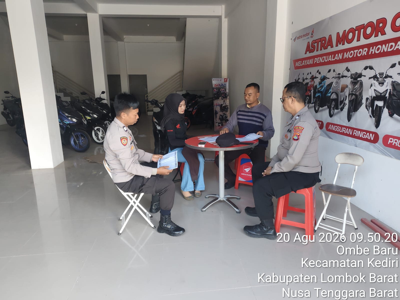 Patroli Dialogis Polsek Kediri Ciptakan Kamtibmas Sejuk di Desa Ombe Baru
