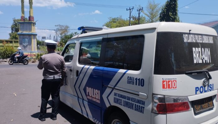 Satlantas Polres Lombok Barat Gelar Penling Kamseltibcar Lantas di Bundaran GMS