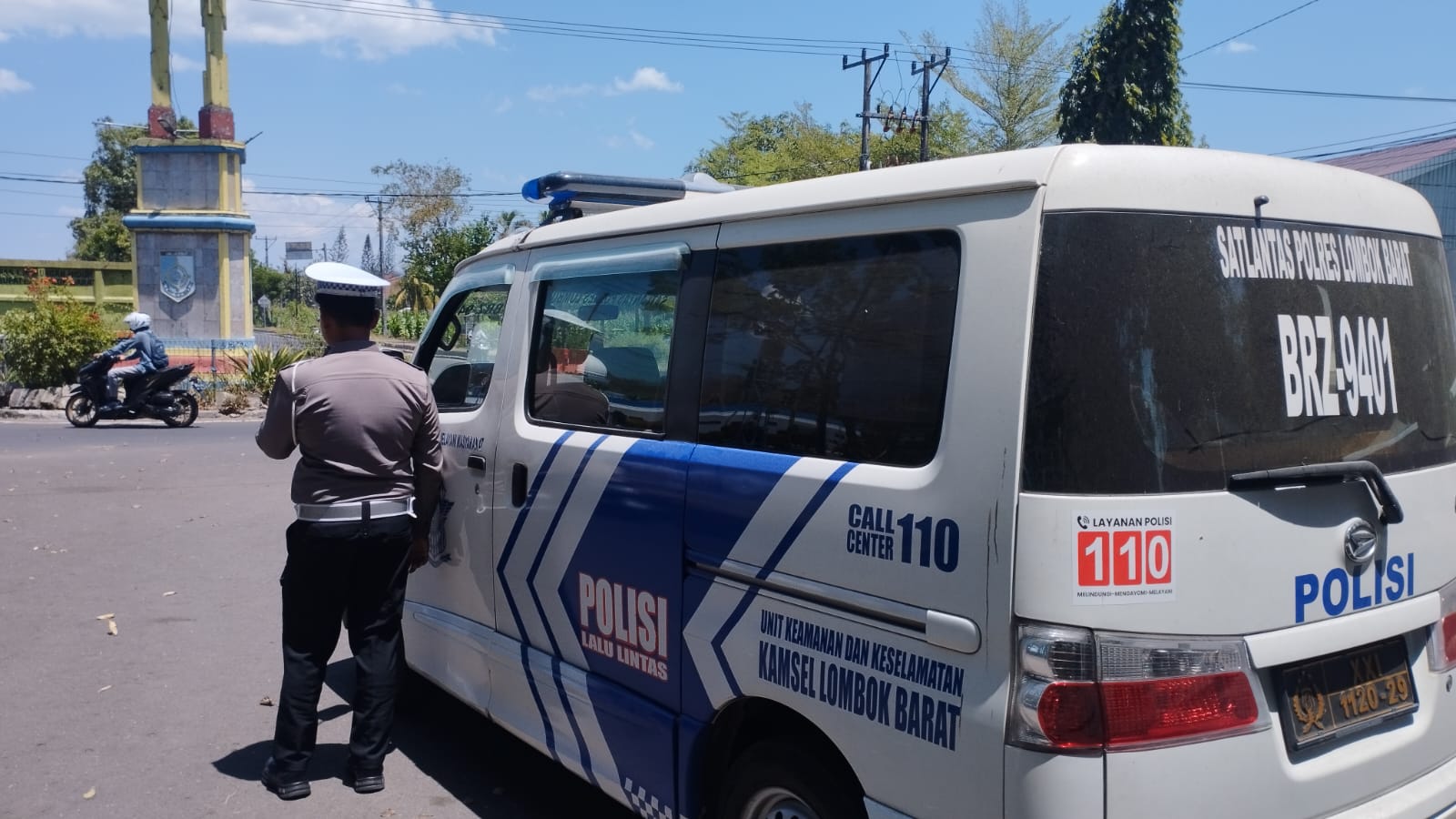 Satlantas Polres Lombok Barat Gelar Penling Kamseltibcar Lantas di Bundaran GMS