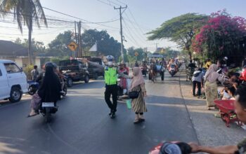 Polsek Kediri Intensifkan Pengaturan Lalu Lintas Pagi Demi Keselamatan Pengguna Jalan