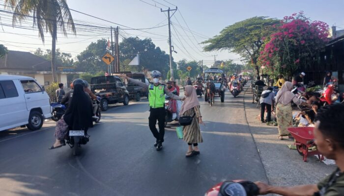 Polsek Kediri Intensifkan Pengaturan Lalu Lintas Pagi Demi Keselamatan Pengguna Jalan