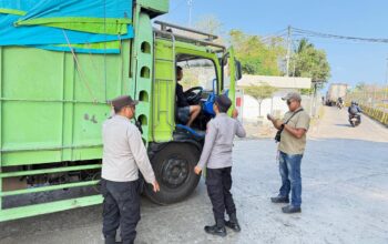 Polsek KP3 Lembar Amankan Bongkaran Penumpang dan Kendaraan KMP Rodhita