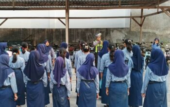 Sat Lantas Polres Lombok Barat Gelar Sosialisasi Tertib Berlalu Lintas di SMPN 1 Lembar
