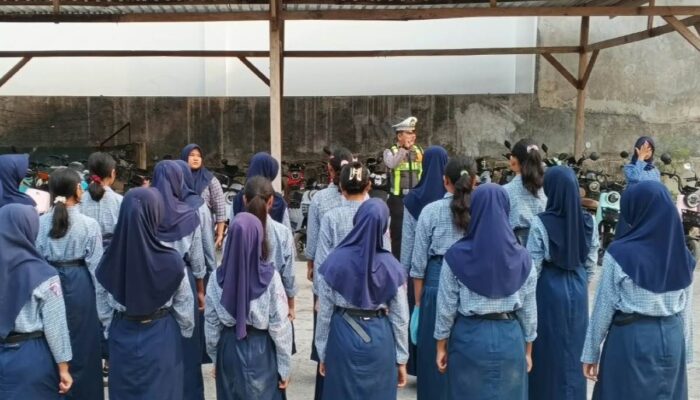 Sat Lantas Polres Lombok Barat Gelar Sosialisasi Tertib Berlalu Lintas di SMPN 1 Lembar
