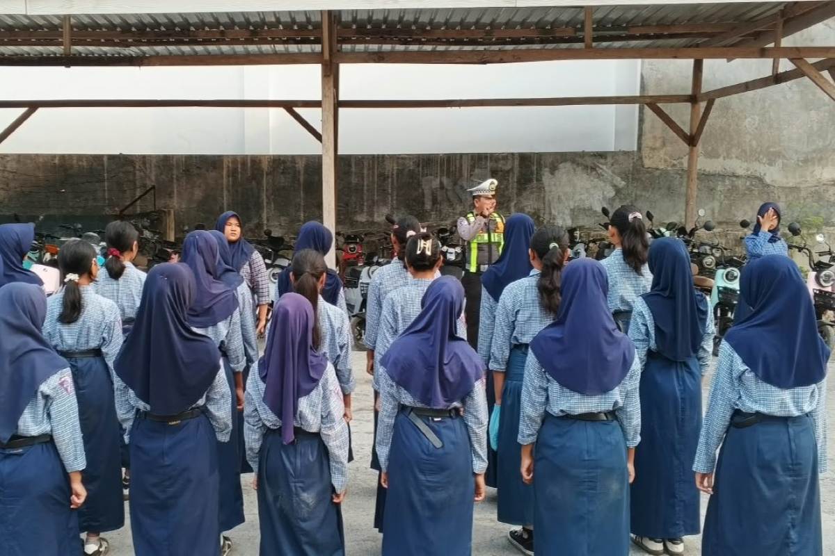 Sat Lantas Polres Lombok Barat Gelar Sosialisasi Tertib Berlalu Lintas di SMPN 1 Lembar