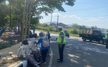 Satlantas Polres Lombok Barat Gelar Patroli Sore dan Bantu Siswi Korban Kecelakaan