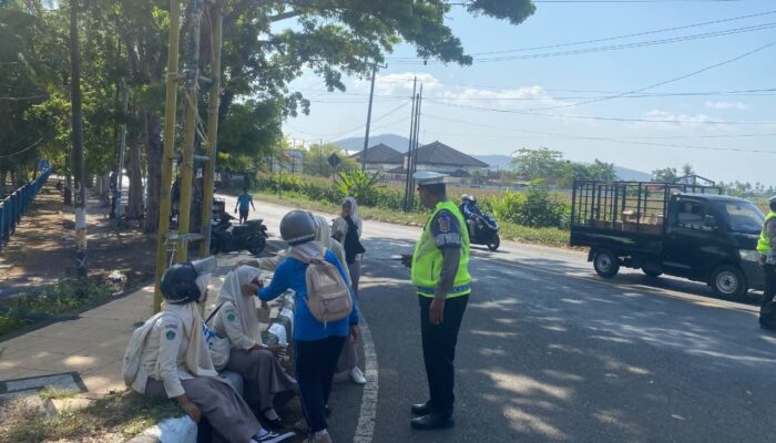 Satlantas Polres Lombok Barat Gelar Patroli Sore dan Bantu Siswi Korban Kecelakaan